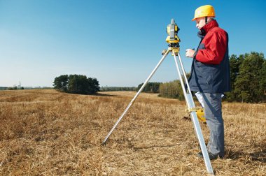 Theodolite ile anket işçisi
