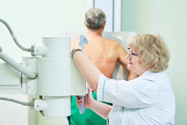 Fluorografía y atención sanitaria. examen de hombre adulto —  Fotos de Stock