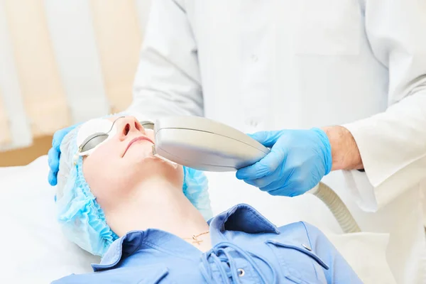 Procedimento de beleza. Médico fazendo cuidados com a pele facial — Fotografia de Stock