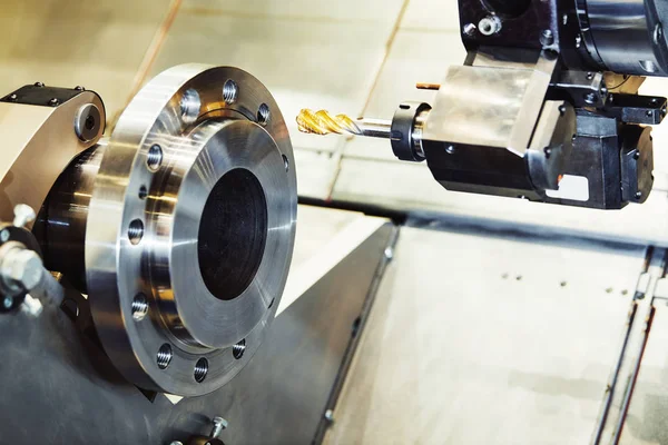 Processo di taglio dei metalli sulla macchina CNC — Foto Stock