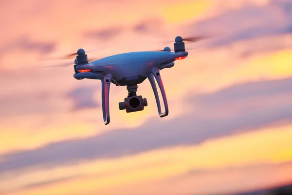 Drone quadcopter digitális fényképezőgép a naplementében repülő — Stock Fotó