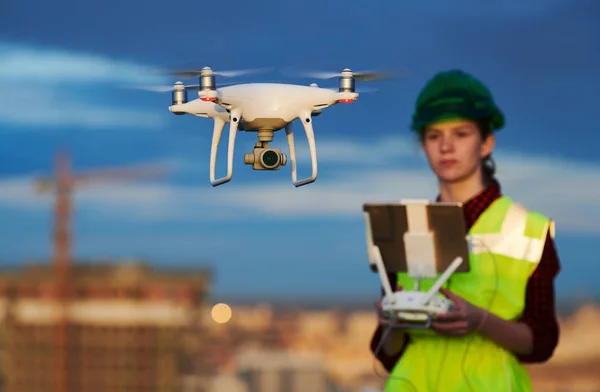 Drone operato dal muratore in cantiere — Foto Stock