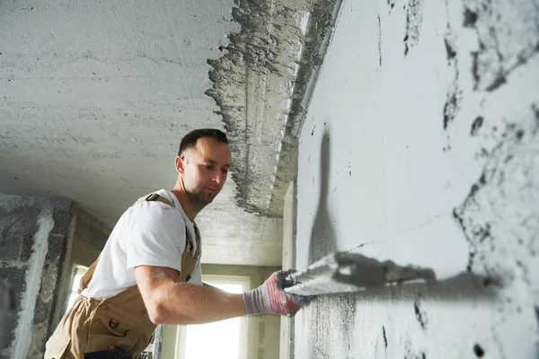 Putzer mit Estrich glättet Spachtelmörtel an Wand — Stockfoto