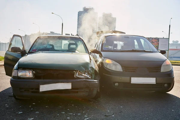 街头车祸事故。损坏的汽车与触发安全气囊 — 图库照片