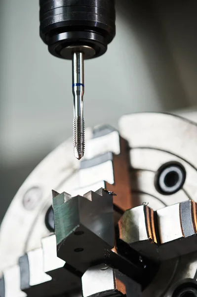 Proceso de corte de rosca interna en la máquina CNC por grifo —  Fotos de Stock