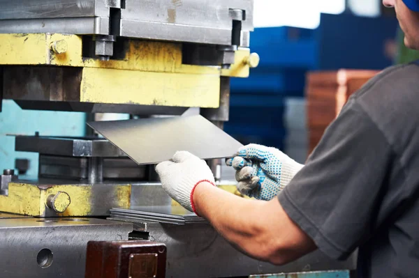Sheet metal processing on hydraulic punch press — Stock Photo, Image