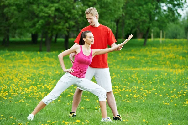 Formazione personale. istruttore di fitness che esercita la donna all'aperto — Foto Stock