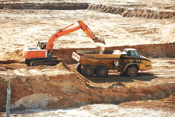 Caricatore di escavatore a terra lavori mobili — Foto Stock