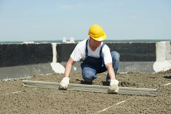 Construção de telhado. nivelamento trabalhador telhados com alaúde flutuante — Fotografia de Stock