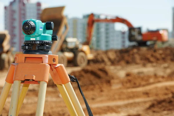 Nível de equipamento de vistoria ao ar livre no local de construção — Fotografia de Stock