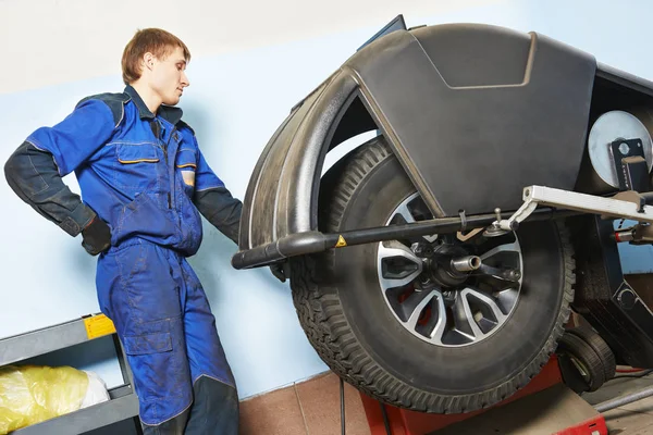 Montage des pneus. Équilibrage de roue de voiture SUV dans le service de pneus . — Photo