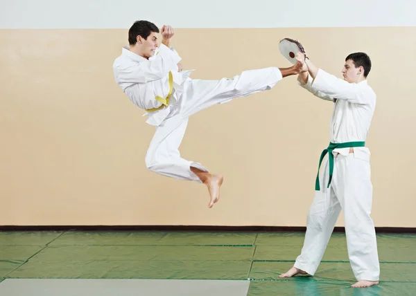 Esercizi di taekwondo. Calcio in salto — Foto Stock