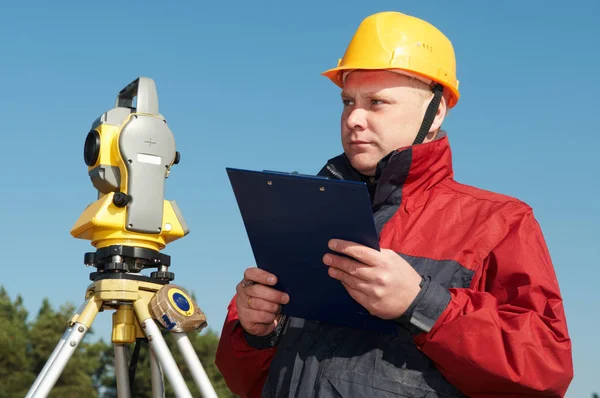 Trabajador encuestador con teodolito —  Fotos de Stock