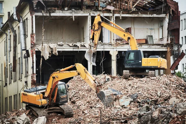 Bagger crasht Maschine bei Abriss auf Baustelle — Stockfoto