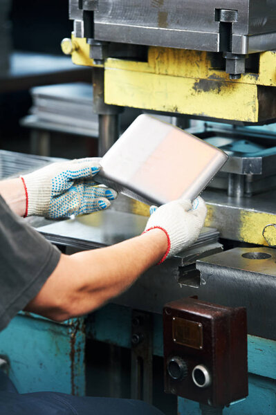 Обработка листового металла на гидравлическом прессе
