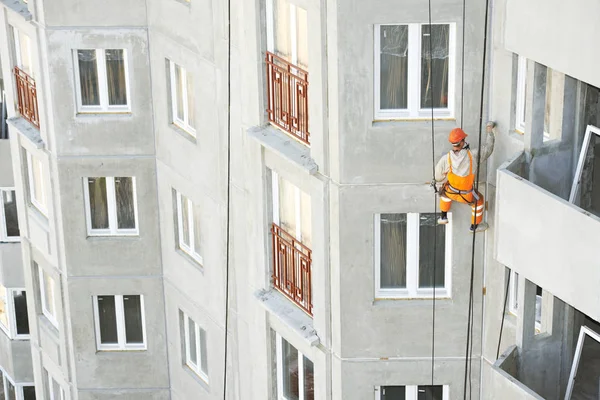 Industrial climber. Builder sealing outside facade building seam joints with insulation mastic — Stock Photo, Image