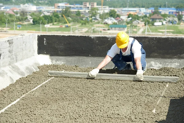 Takkonstruktion. arbetaren roofer utjämning med float lute — Stockfoto