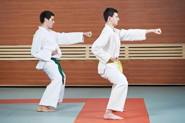 Taekwondo oefeningen in de sportschool — Stockfoto