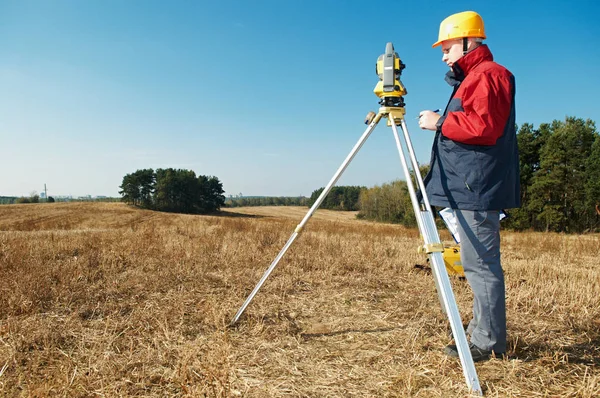 Landmeter werknemer met theodoliet — Stockfoto