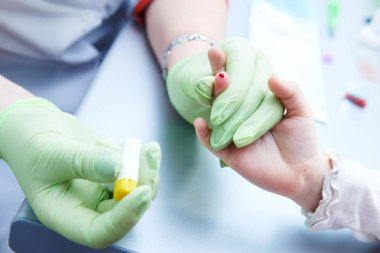 Çocuk kan testi Kliniği. Küçük çocuk parmak muayene için gelen kan örneği alarak.