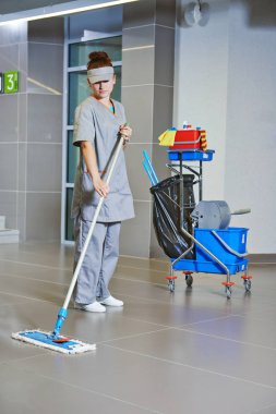Temizlik Hizmetleri. Kadın paspas ile zemin temiz