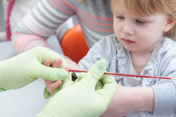 Esami o ricerche mediche del sangue. Prendendo un campione di sangue dal dito del bambino in ospedale — Foto Stock