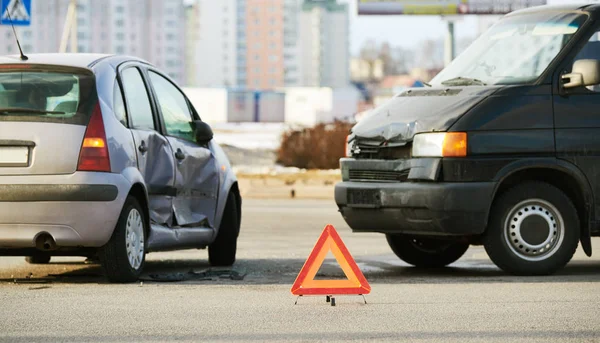 Sokakta araba kazası. Hasarlı otomobiller