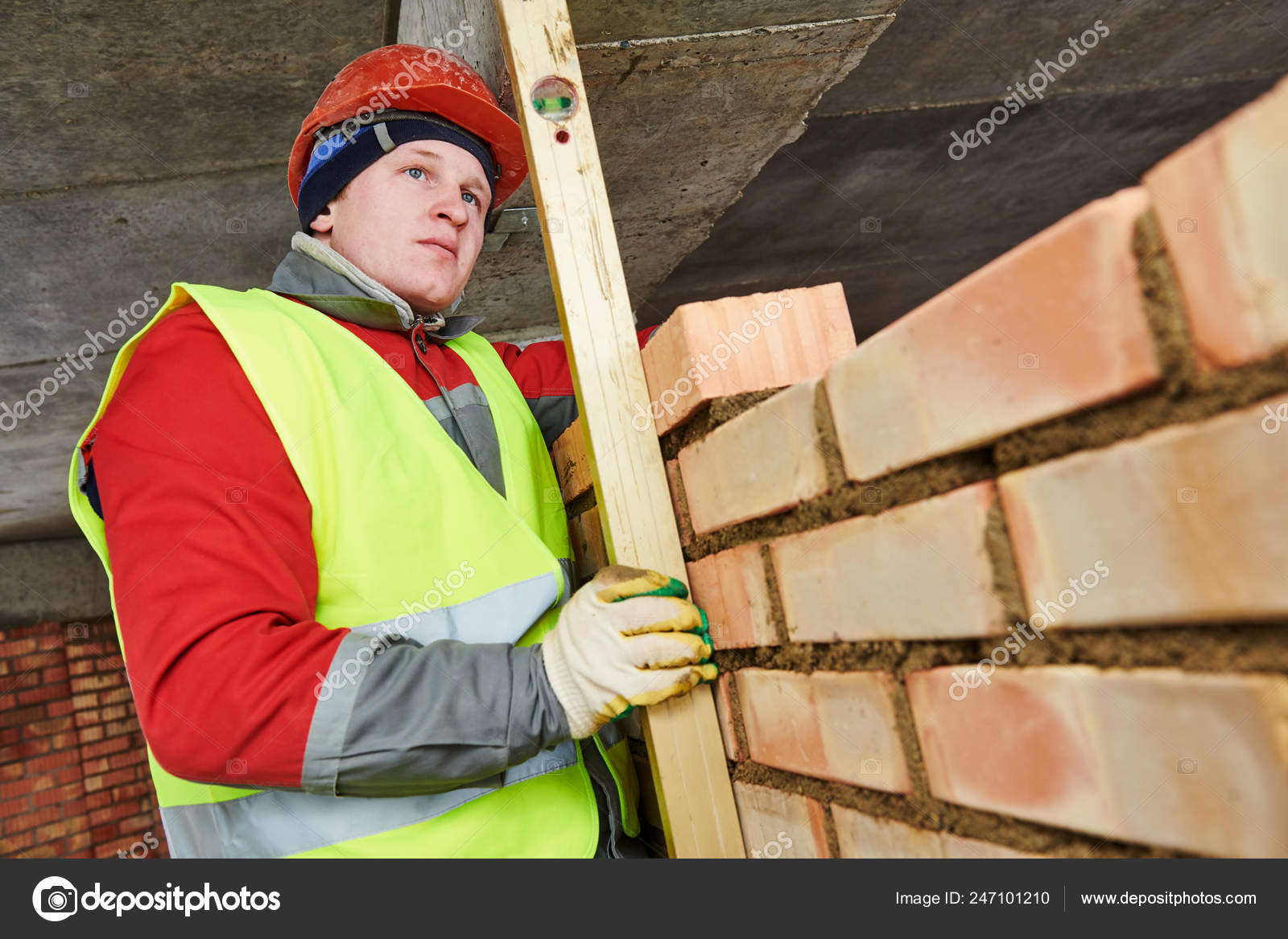 За первый час каменщик укладывает 115 кирпичей