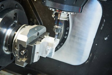 Öğütme metal işleme işlemi. Endüstriyel Cnc metal dikey değirmen tarafından işleme. Soğutma ve yağlama