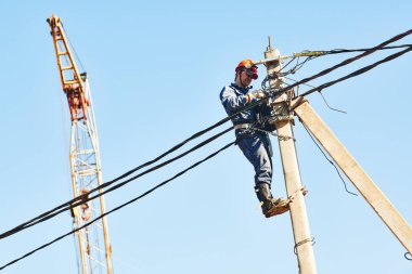 Elektrik teknisyeni direkte çalışıyor.