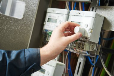 Elektrik güç kontrolü ve ölçümleme. Alt veri toplar