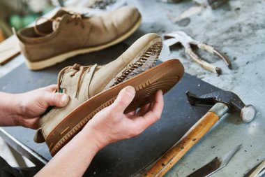 Shoemaker onarım ayakkabı. Yapıştırma sole erkek ayakkabı için