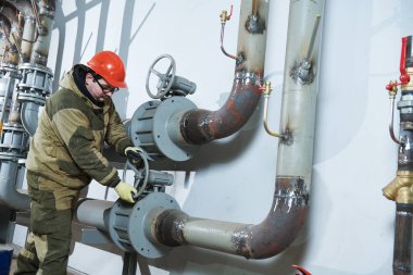 Endüstriyel tesisatçı montaj borular, vanalar, musluk su dolaşımı odasında