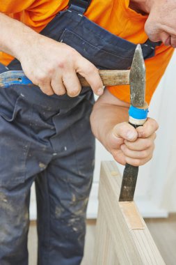 Kapı yükleme hummer ve keski ile çalışır