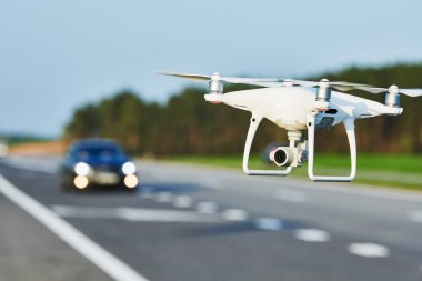 drone ve ulaşım. drone ile fotoğraf makinesi Otoban yol koşulları kontrol eder.