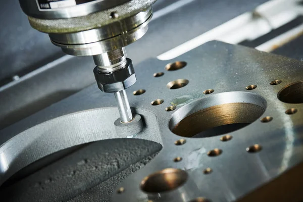 Meulage ou polissage des détails métalliques sur la machine CNC . — Photo