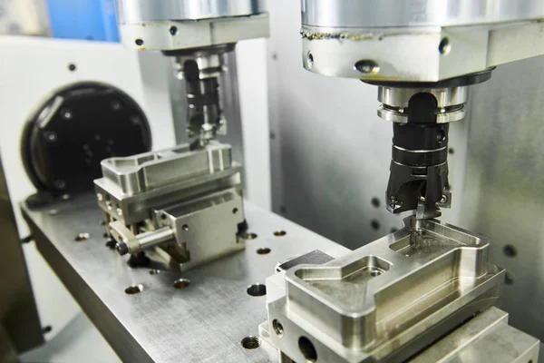 Zwei Spindel CNC-Fräsmaschine bei gleichzeitiger Metallbearbeitung — Stockfoto