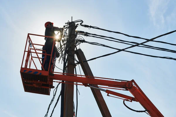 Elektryk lineman w pracy na biegunie — Zdjęcie stockowe