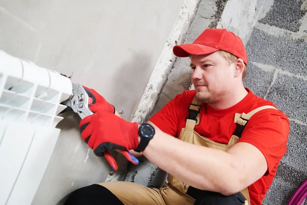 Idraulico al lavoro. Installazione radiatore riscaldamento dell'acqua — Foto Stock