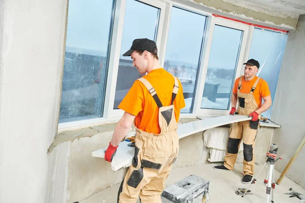 Instalación alféizar de ventana de aglomerado de cuarzo piedra artificial — Foto de Stock