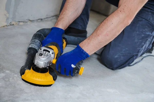 Betonnen vloeroppervlak slijpen door hoek grinder machine — Stockfoto