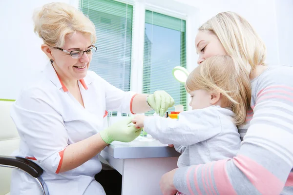 Medicinsk blodprov eller forskning. Tar ett blodprov från barnets finger på sjukhus — Stockfoto