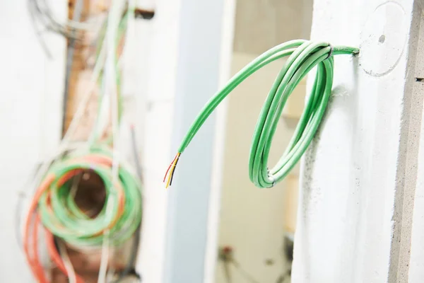 Trabajo de electricista. cableado de pared eléctrico — Foto de Stock