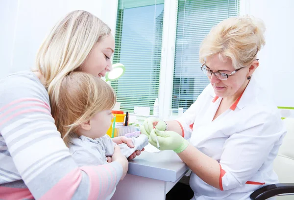 Medicinsk blodprov eller forskning. Tar ett blodprov från barnets finger på sjukhus — Stockfoto