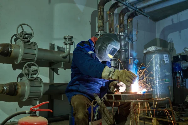 Οξυγονοκολλητή εργαζόμενος σε βιομηχανικά τόξο συγκόλλησης εργασία — Φωτογραφία Αρχείου