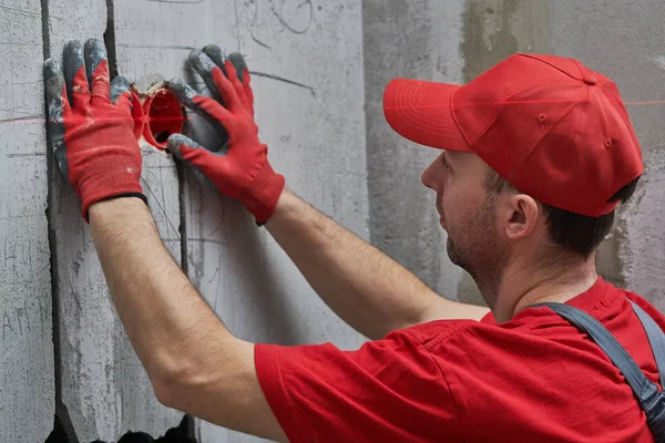 Un travail d'électricien. Installation d'une prise électrique murale avec niveau laser — Photo