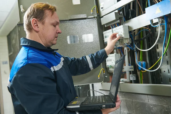 Control de energía eléctrica y medición. El trabajador comprueba datos —  Fotos de Stock