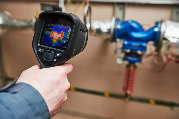 Inspeção de imagens térmicas de equipamentos de aquecimento — Fotografia de Stock