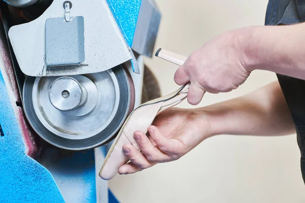 Shoemaker onarım kadın ayakkabı. Tek şekillendirme
