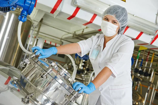 Indústria farmacêutica trabalhador da fábrica — Fotografia de Stock